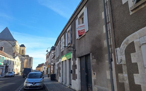 Immeuble à vendre    3 pièces • 110 m2 Saint-Satur