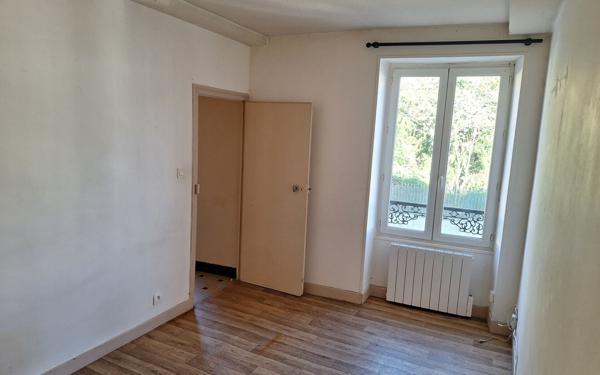 Immeuble à vendre    3 pièces • 110 m2 Saint-Satur