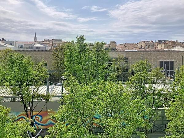 Appartement T3 lumineux avec deux loggias et parking aux Chartrons