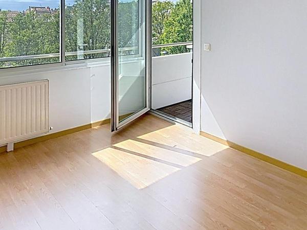 Appartement T3 lumineux avec deux loggias et parking aux Chartrons