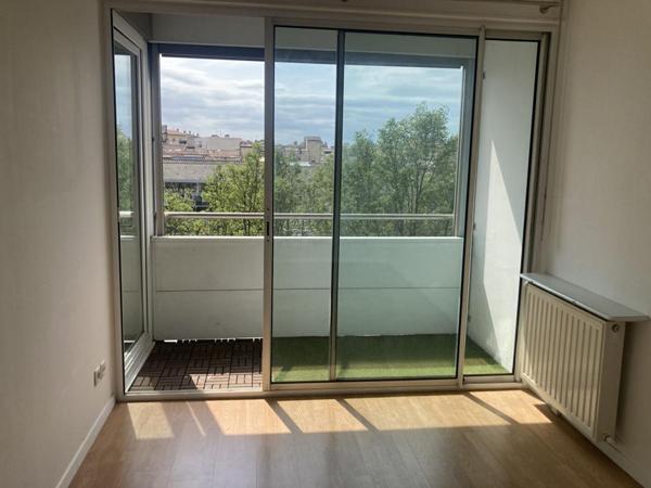 Appartement T3 lumineux avec deux loggias et parking aux Chartrons