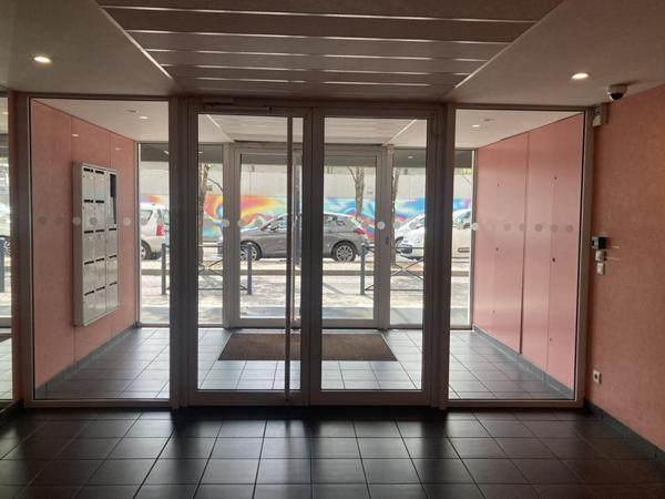 Appartement T3 lumineux avec deux loggias et parking aux Chartrons