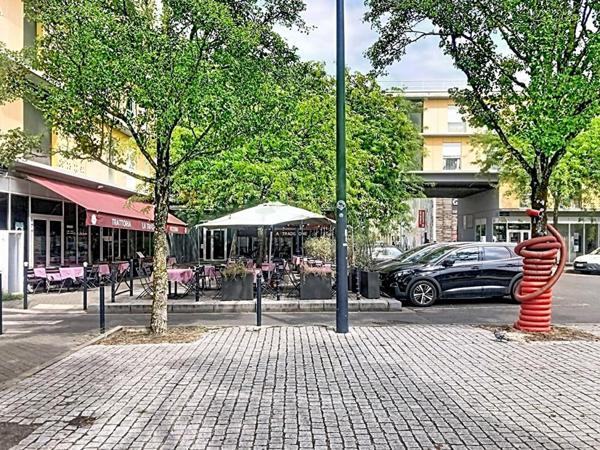 Appartement T3 lumineux avec deux loggias et parking aux Chartrons