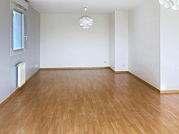 Appartement T3 lumineux avec deux loggias et parking aux Chartrons