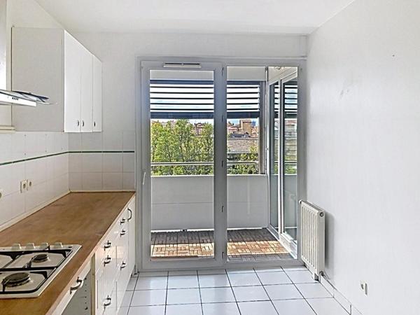 Appartement T3 lumineux avec deux loggias et parking aux Chartrons