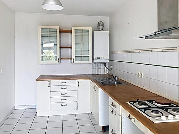 Appartement T3 lumineux avec deux loggias et parking aux Chartrons