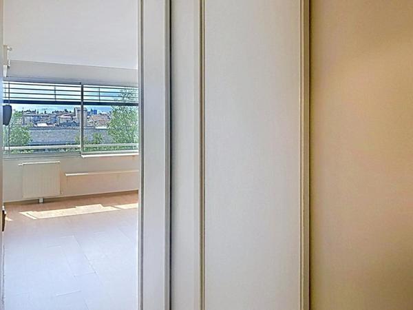 Appartement T3 lumineux avec deux loggias et parking aux Chartrons