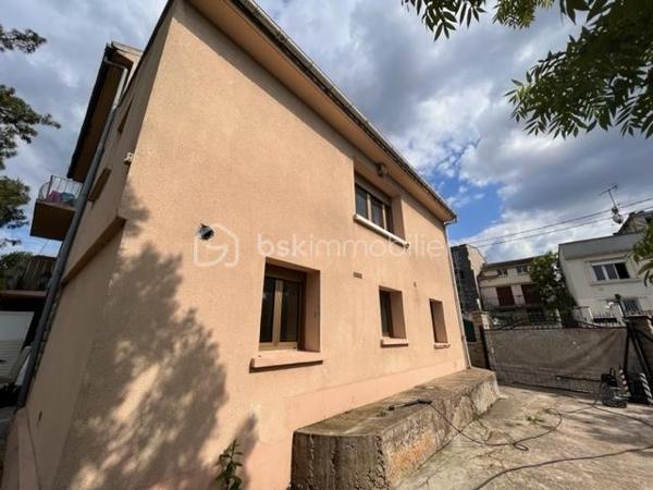 Immeuble commercial de 270 m²