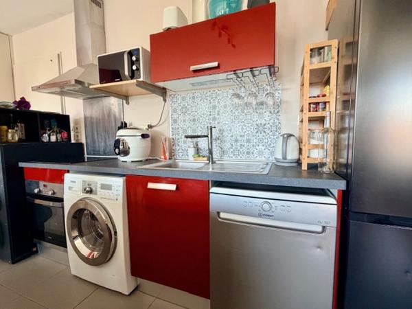QUARTIER LA GENETTE – DERNIER ETAGE AVEC TERRASSE ET STATIONNEMENT !