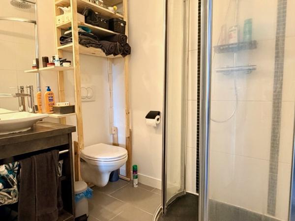 QUARTIER LA GENETTE – DERNIER ETAGE AVEC TERRASSE ET STATIONNEMENT !