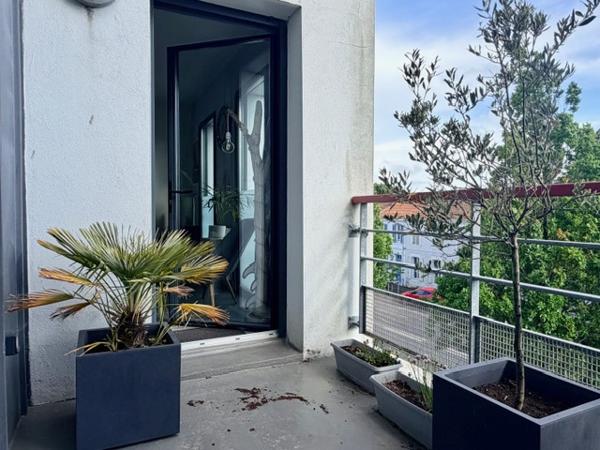 QUARTIER LA GENETTE – DERNIER ETAGE AVEC TERRASSE ET STATIONNEMENT !
