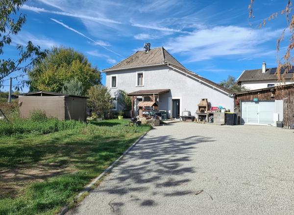Dauphinoise centre village avec grand garage