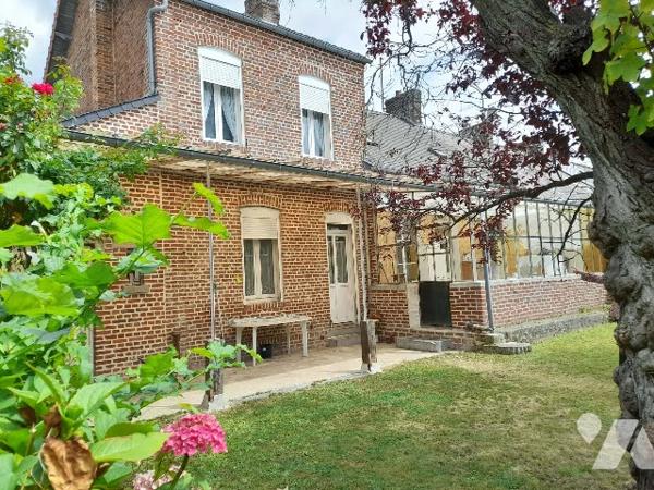 Idéal artisan ou entrepreneur. Maison avec fort potentiel, située sur un axe principal.