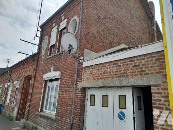 Idéal artisan ou entrepreneur. Maison avec fort potentiel, située sur un axe principal.