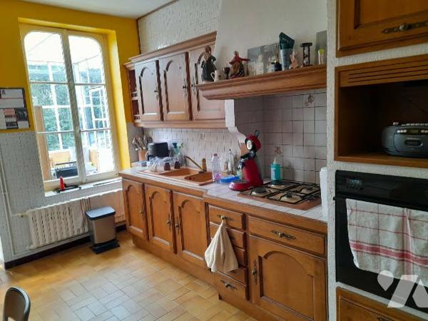 Idéal artisan ou entrepreneur. Maison avec fort potentiel, située sur un axe principal.