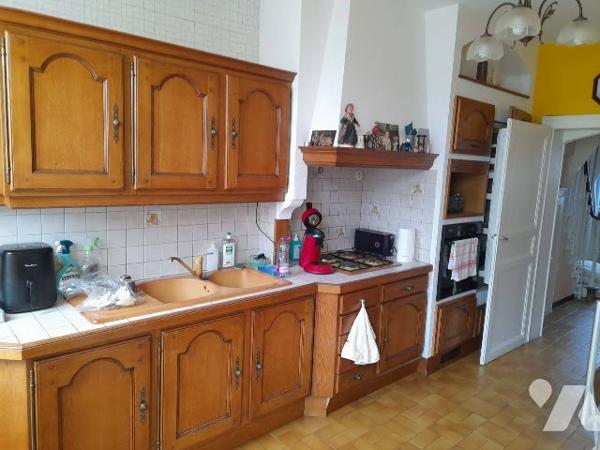 Idéal artisan ou entrepreneur. Maison avec fort potentiel, située sur un axe principal.
