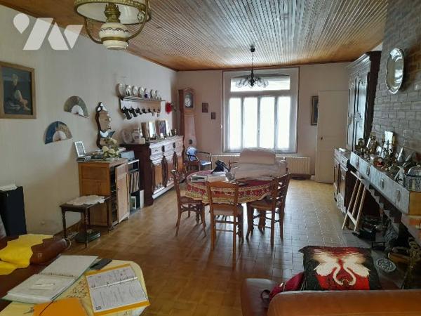 Idéal artisan ou entrepreneur. Maison avec fort potentiel, située sur un axe principal.
