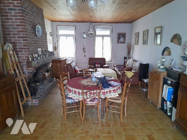 Idéal artisan ou entrepreneur. Maison avec fort potentiel, située sur un axe principal.