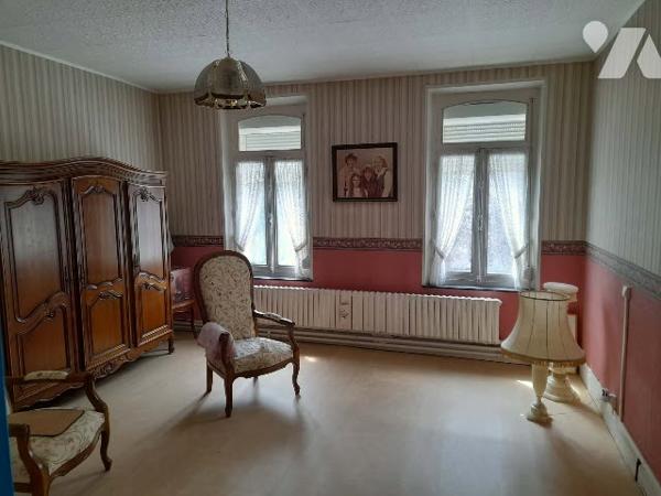 Idéal artisan ou entrepreneur. Maison avec fort potentiel, située sur un axe principal.