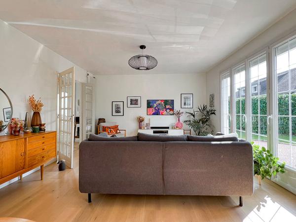 A vendre à deux pas du parc Georges Brassens, maison de plain pied, 3 chambres, cuisine indépendante aménagée équipée,séjour exposé Ouest, garage et jardin de plus de 500m². Collège lycée, commerces et bus à pieds.