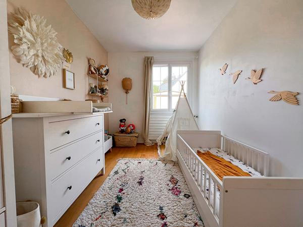 A vendre à deux pas du parc Georges Brassens, maison de plain pied, 3 chambres, cuisine indépendante aménagée équipée,séjour exposé Ouest, garage et jardin de plus de 500m². Collège lycée, commerces et bus à pieds.