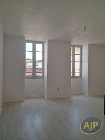 Appartement à louer Jonzac : 1 pièces, 31m² avec 0 chambre(s) à 440€ - AJP Immobilier Pons