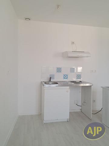 Appartement à louer Jonzac : 1 pièces, 31m² avec 0 chambre(s) à 440€ - AJP Immobilier Pons