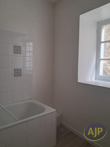 Appartement à louer Jonzac : 1 pièces, 31m² avec 0 chambre(s) à 440€ - AJP Immobilier Pons