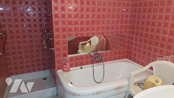 Immeuble entier composé d'un petit jardin, de trois appartements, de 2 garages et de caves.