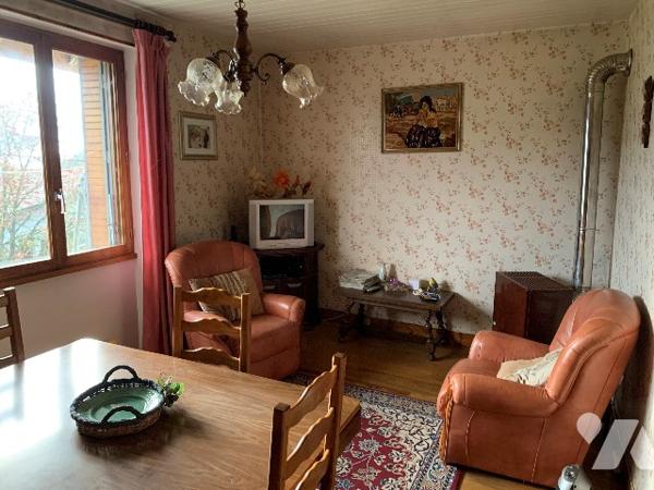 Immeuble entier composé d'un petit jardin, de trois appartements, de 2 garages et de caves.