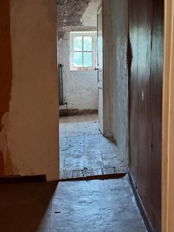 Maison à rénover avec grand jardin et garage