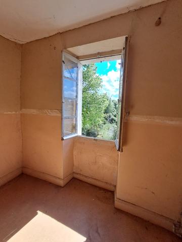 Maison à rénover avec grand jardin et garage