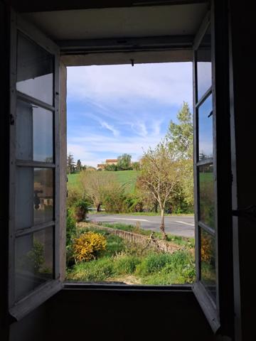 Maison à rénover avec grand jardin et garage