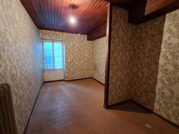 Maison à rénover avec grand jardin et garage