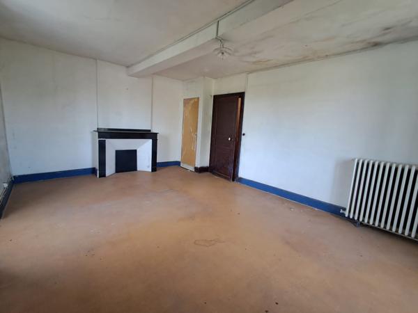 Maison à rénover avec grand jardin et garage