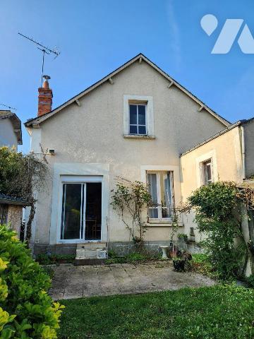 Maison de ville à rénover donnant sur Le Loir :

- Entrée avec wc sous escalier, séjour-salon...
