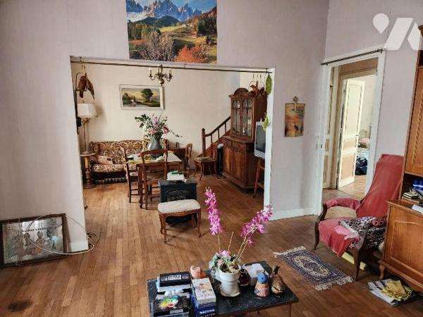 Maison de ville à rénover donnant sur Le Loir :

- Entrée avec wc sous escalier, séjour-salon...