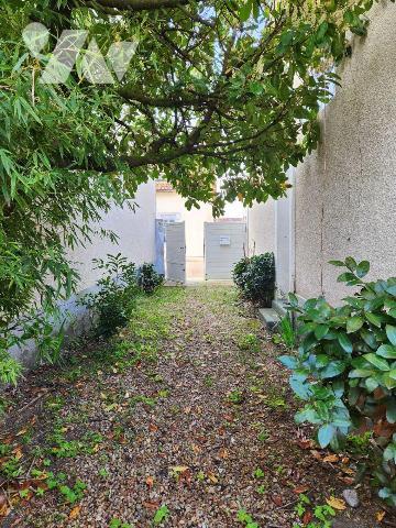 Maison de ville à rénover donnant sur Le Loir :

- Entrée avec wc sous escalier, séjour-salon...