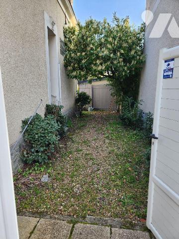 Maison de ville à rénover donnant sur Le Loir :

- Entrée avec wc sous escalier, séjour-salon...