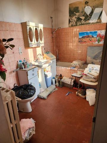 Maison de ville à rénover donnant sur Le Loir :

- Entrée avec wc sous escalier, séjour-salon...