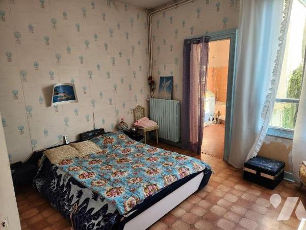 Maison de ville à rénover donnant sur Le Loir :

- Entrée avec wc sous escalier, séjour-salon...