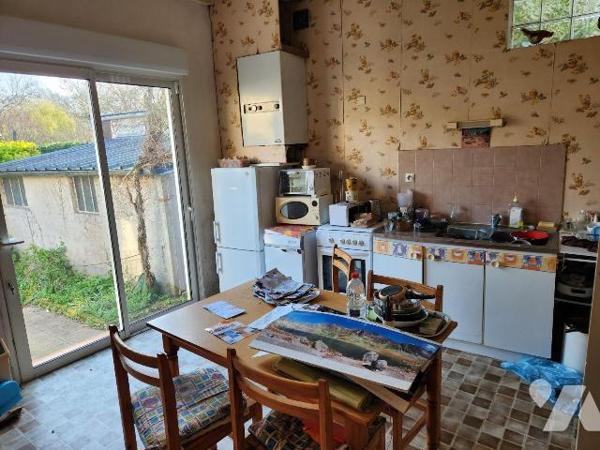 Maison de ville à rénover donnant sur Le Loir :

- Entrée avec wc sous escalier, séjour-salon...