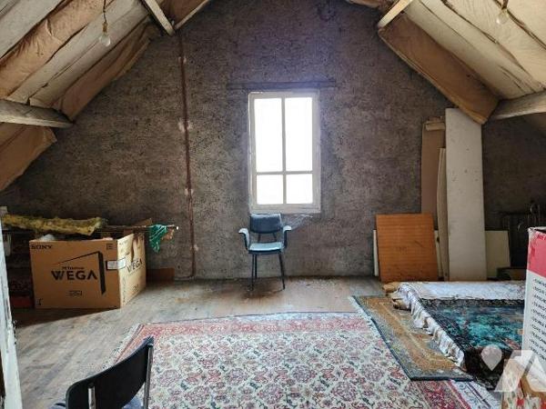 Maison de ville à rénover donnant sur Le Loir :

- Entrée avec wc sous escalier, séjour-salon...