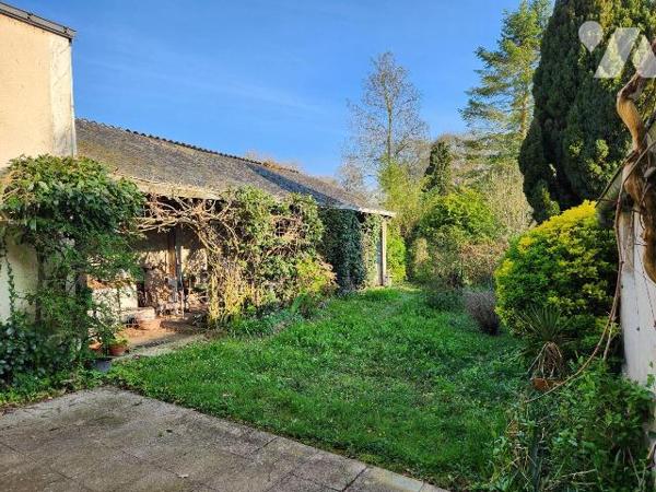 Maison de ville à rénover donnant sur Le Loir :

- Entrée avec wc sous escalier, séjour-salon...