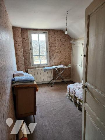 Maison de ville à rénover donnant sur Le Loir :

- Entrée avec wc sous escalier, séjour-salon...