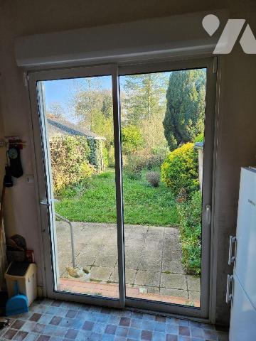 Maison de ville à rénover donnant sur Le Loir :

- Entrée avec wc sous escalier, séjour-salon...