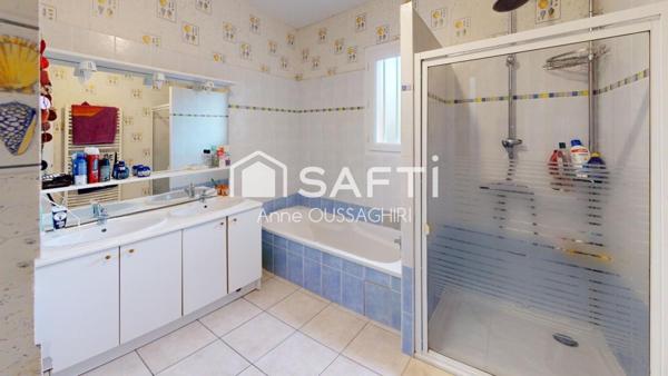 A découvrir sans tarder : charmante maison lumineuse avec garage et jardin clos.