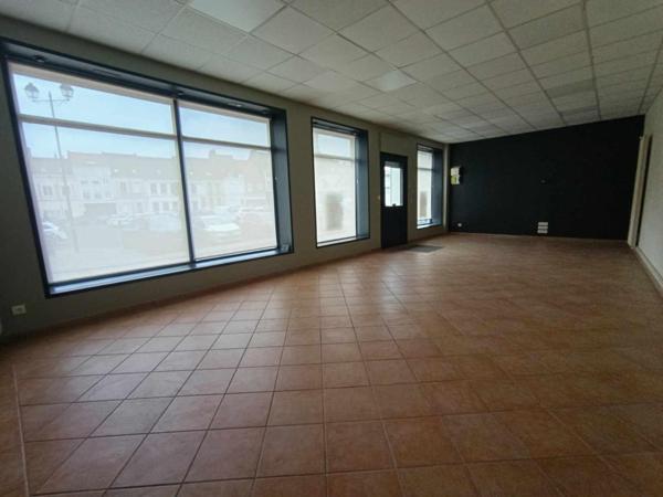 Immeuble mitoyen 124 m2 en très bon état général, appartement une chambre, deux bureaux et un local professionnel ou futur commerce