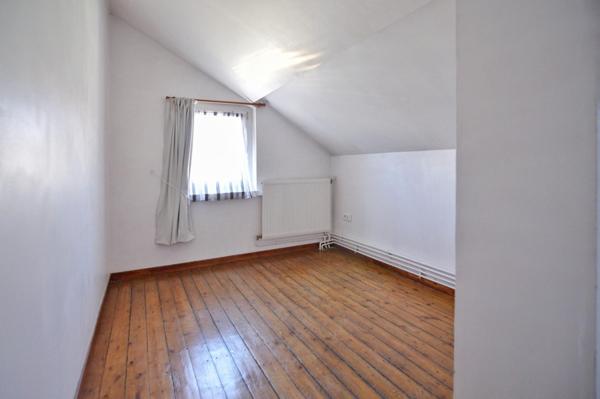 Immeuble mitoyen 124 m2 en très bon état général, appartement une chambre, deux bureaux et un local professionnel ou futur commerce