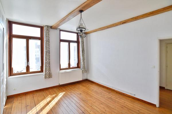 Immeuble mitoyen 124 m2 en très bon état général, appartement une chambre, deux bureaux et un local professionnel ou futur commerce